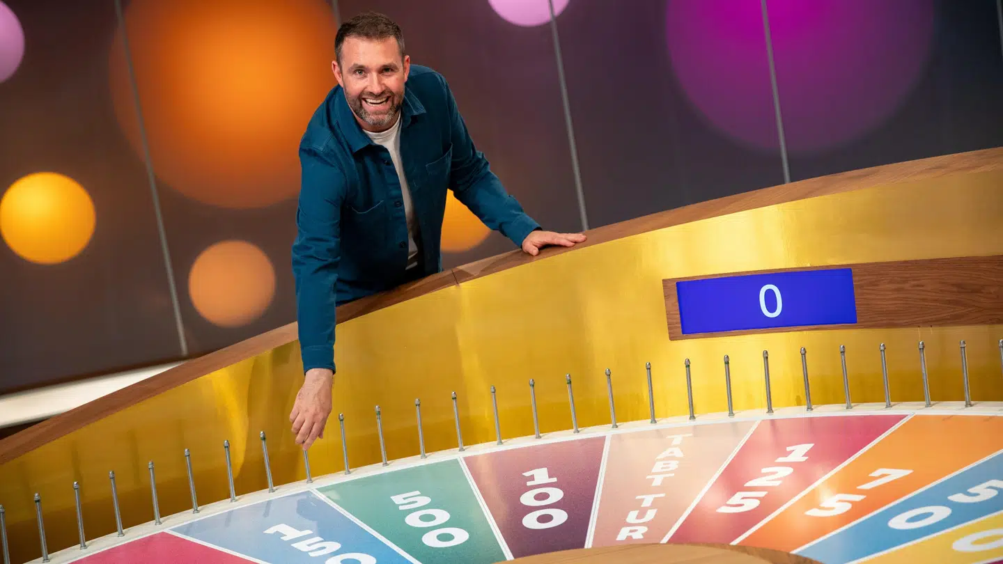 Mikkel Kryger som vært i 'Lykkehjulet'.