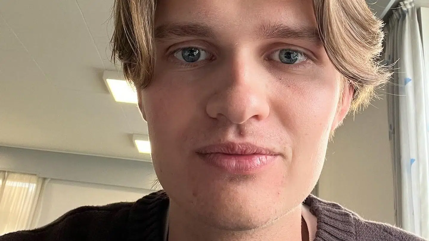 21-årige Silas Runge lagde i 2020 et design på sin tøjvirksomheds hjemmeside. Siden har han set det poppe op flere steder.