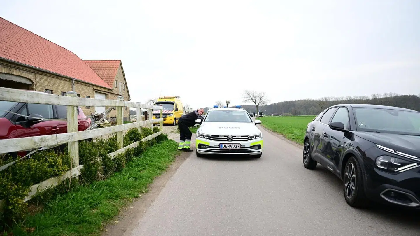 Politiet har siden søndag formiddag været massivt til stede ved en ejendom tæt på den 13-årige piges bopæl. (Foto: Anthon Unger)