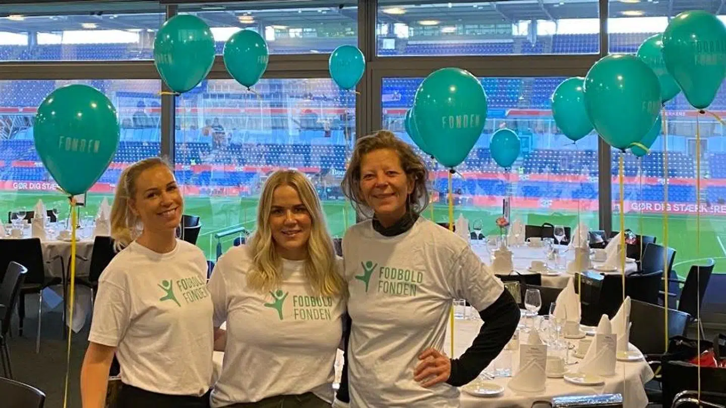 Fodboldfonden giver økonomisk støtte til børnefamilier med en presset økonomi. Her ses stifter Stine Schmeichel (tv.), Mie Wass (i midten), der er gift med Brøndby-spilleren Daniel Wass, og bestyrelsesmedlem Louise Janniche (th.).