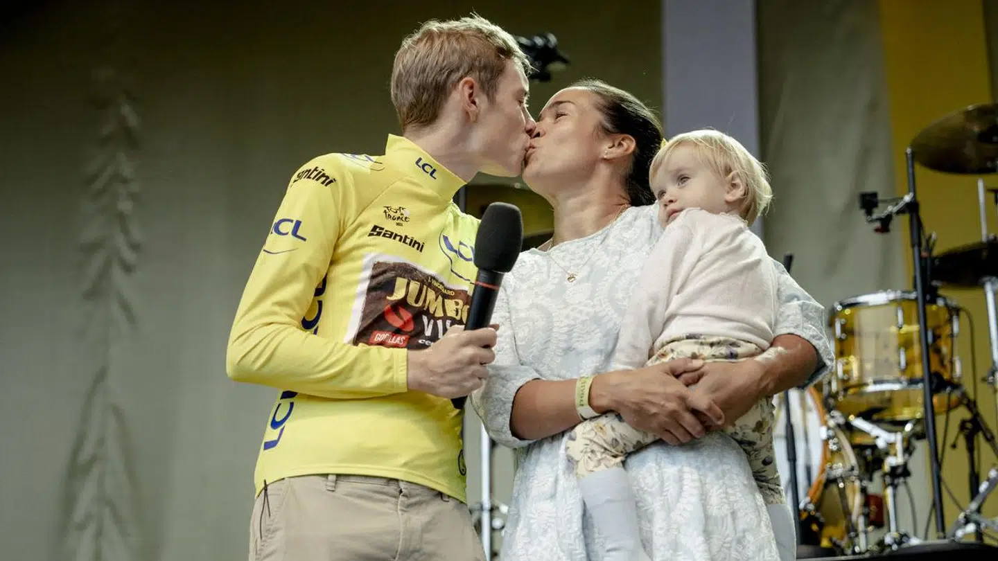 Jonas Vingegaard sammen med sin kæreste, Trine, og parrets datter, Frida.