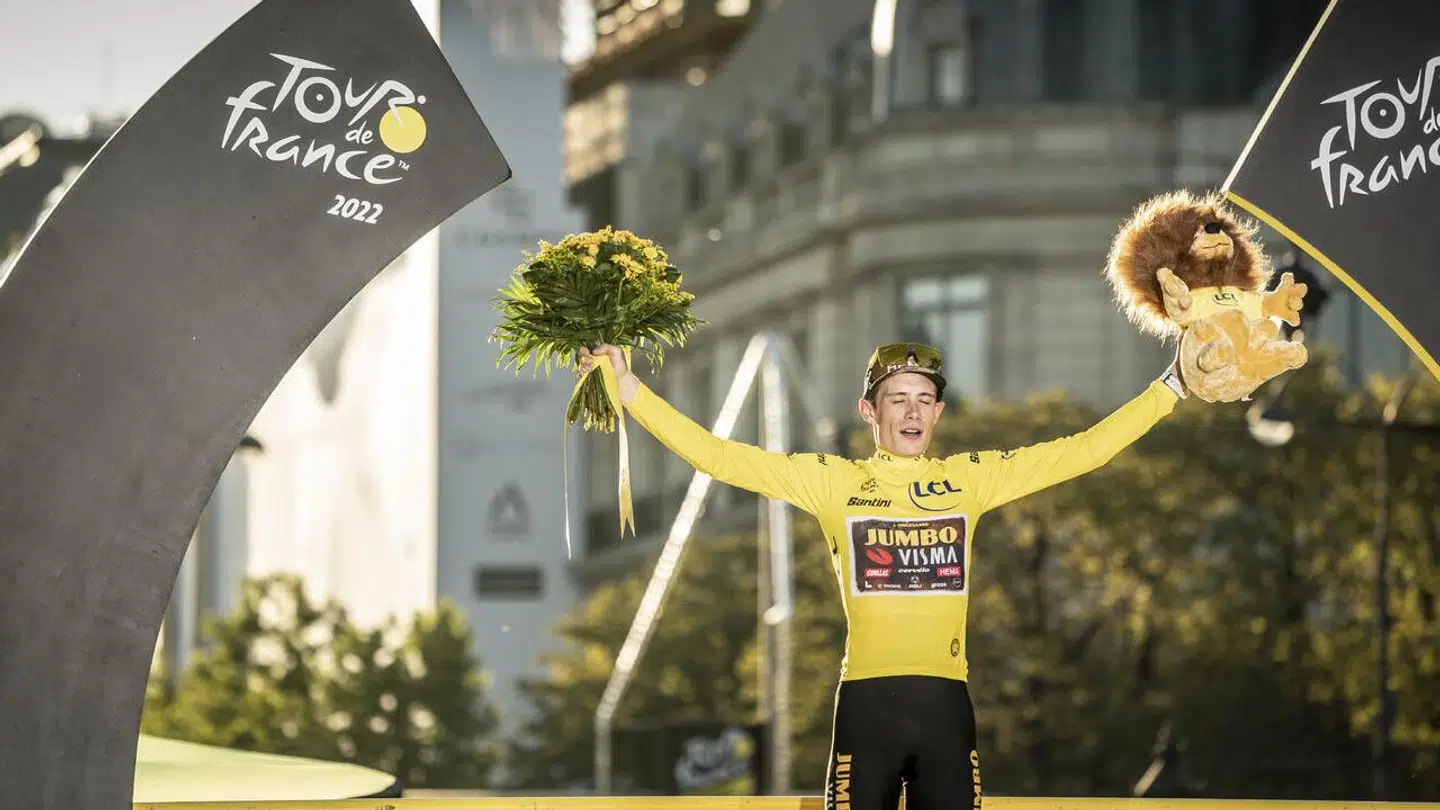 Jonas Vingegaard øverst på Tour-podiet sidste år.