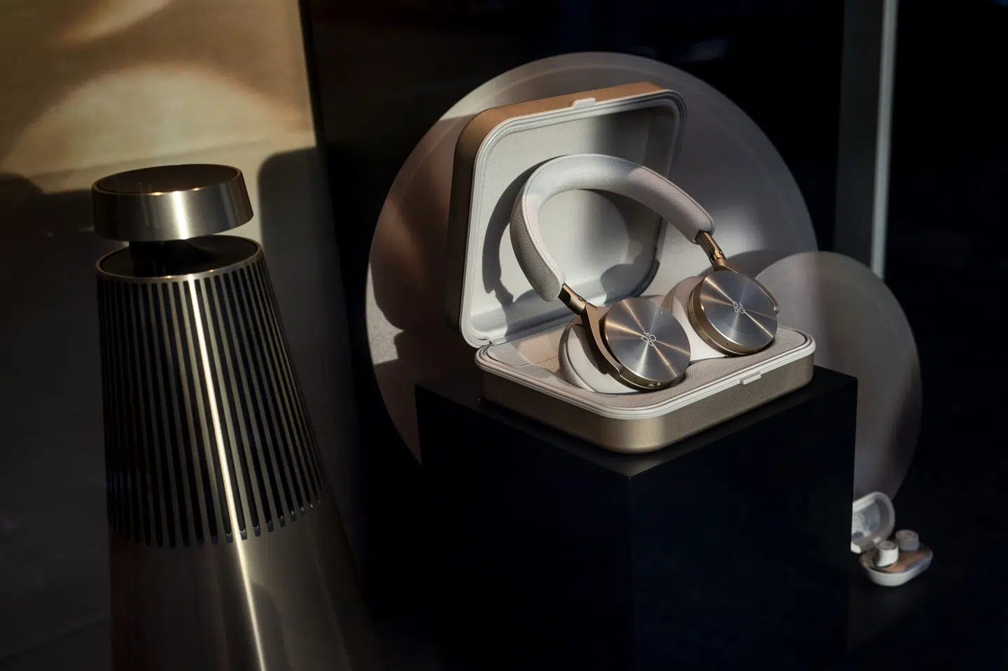 Bang & Olufsen producerer eksklusive Hi-Fi-produkter som høretelefoner og højttalere. Liselotte Sabroe/Ritzau Scanpix