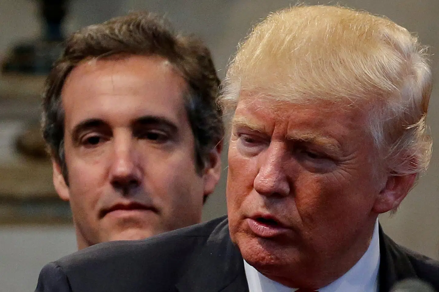 Donald Trumps tidligere advokat Michael Cohen sagde engang, at han ville tage en kugle for sin chef. Siden svandt loyaliteten ind, og Cohens forklaringer i retten har ført til sigtelse mod Trump. Nu sagsøger ekspræsidenten ham for et svimlende beløb. Her ses Cohen bag Trump, inden forholdet mellem de to gik i stykker. (Arkivfoto) Jonathan Ernst/Reuters