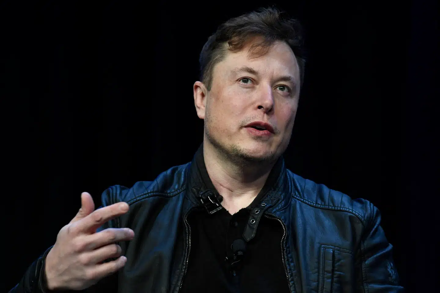 Elon Musk bekræfter også i interviewet, at brugere iden for den kommende uge mister det verificerede blå flueben, hvis de ikke betaler for det.