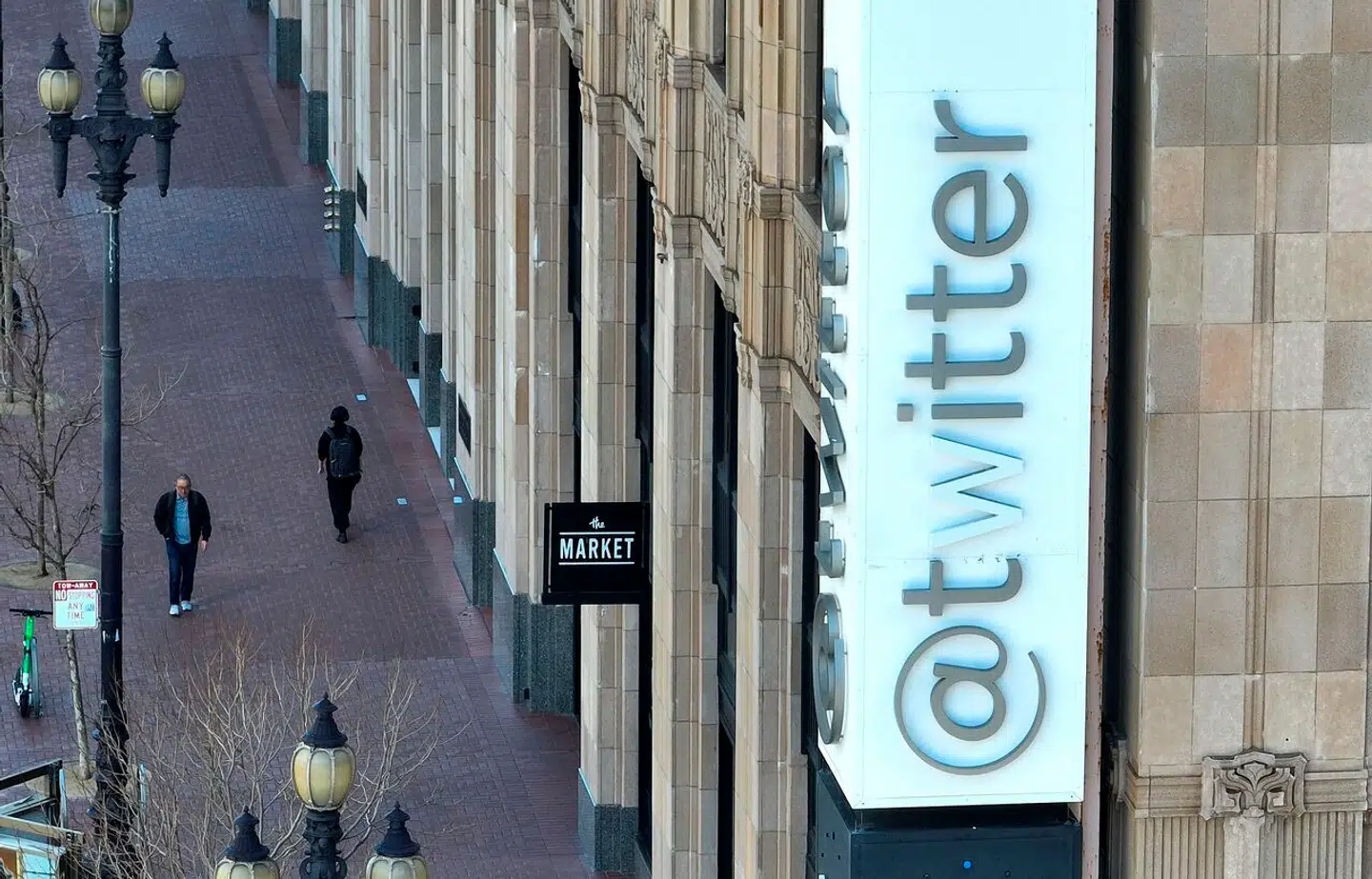 Et af Elon Musks seneste tiltag er at farv w'et i Twitter-navnet hvidt ved hovedkvarteret i San Francisco.