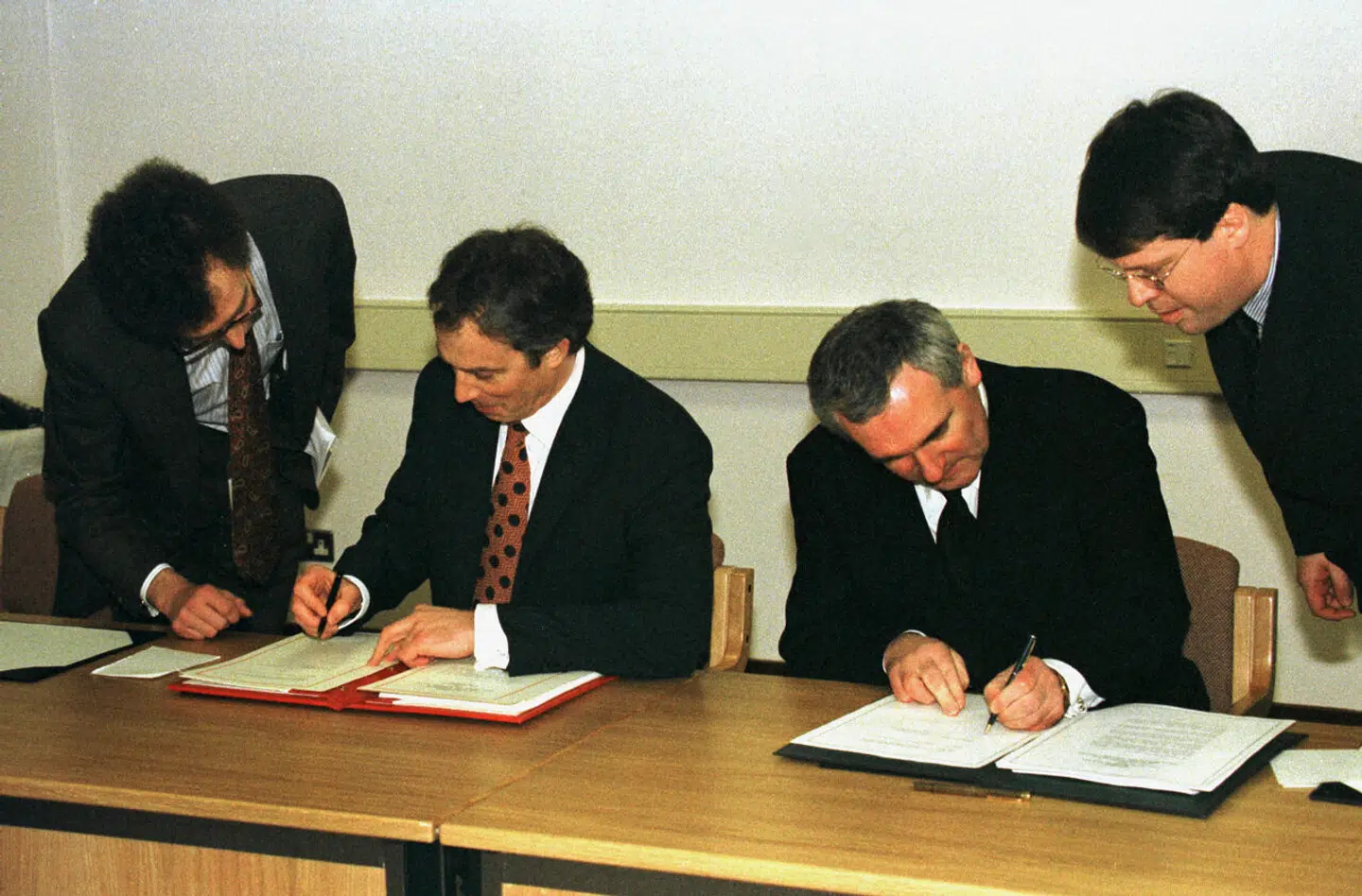 Tony Blair underskriver fredsaftalen for Nordirland den 10. april 1998.