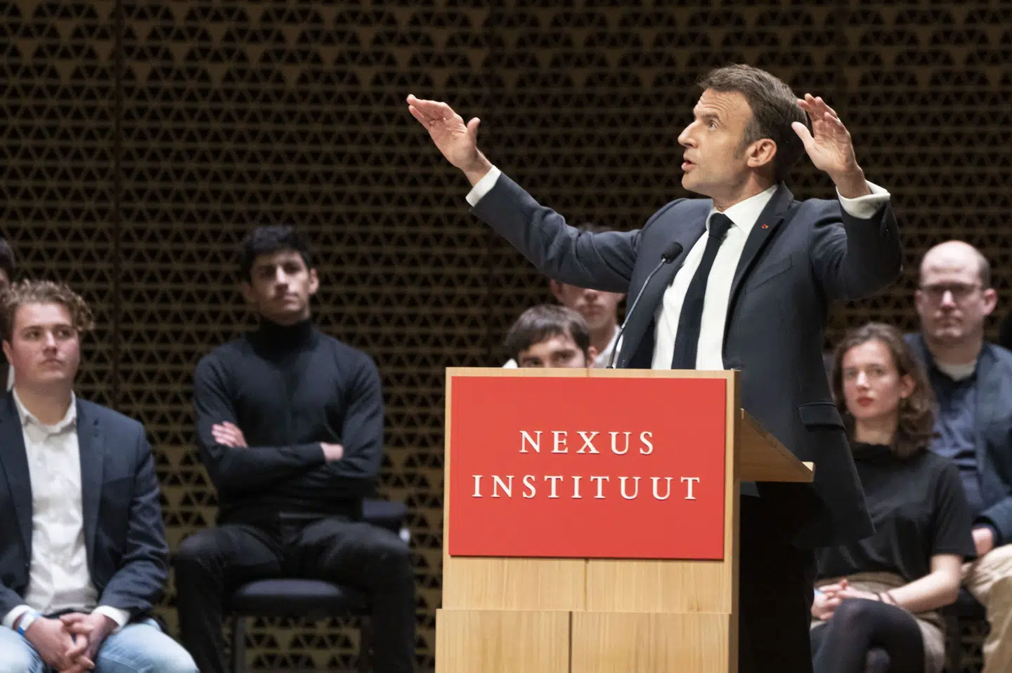 Det gik ikke som ventet, da Frankrigs præsident, Emmanuel Macron, tirsdag skulle holde tale på Nexus Institute i den hollandske hovedstad, Haag, om Europas fremtid. Demonstranter afbrød ham i flere minutter med slagord mod hans pensionsreform. Peter Dejong/Ritzau Scanpix