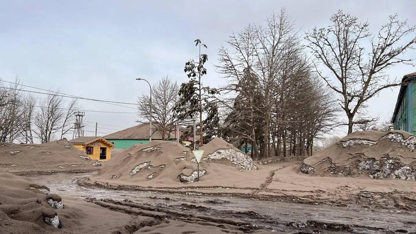 Askeskyen har dækket et område på størrelse med Danmark. Her er det landsbyen Klyuchi.