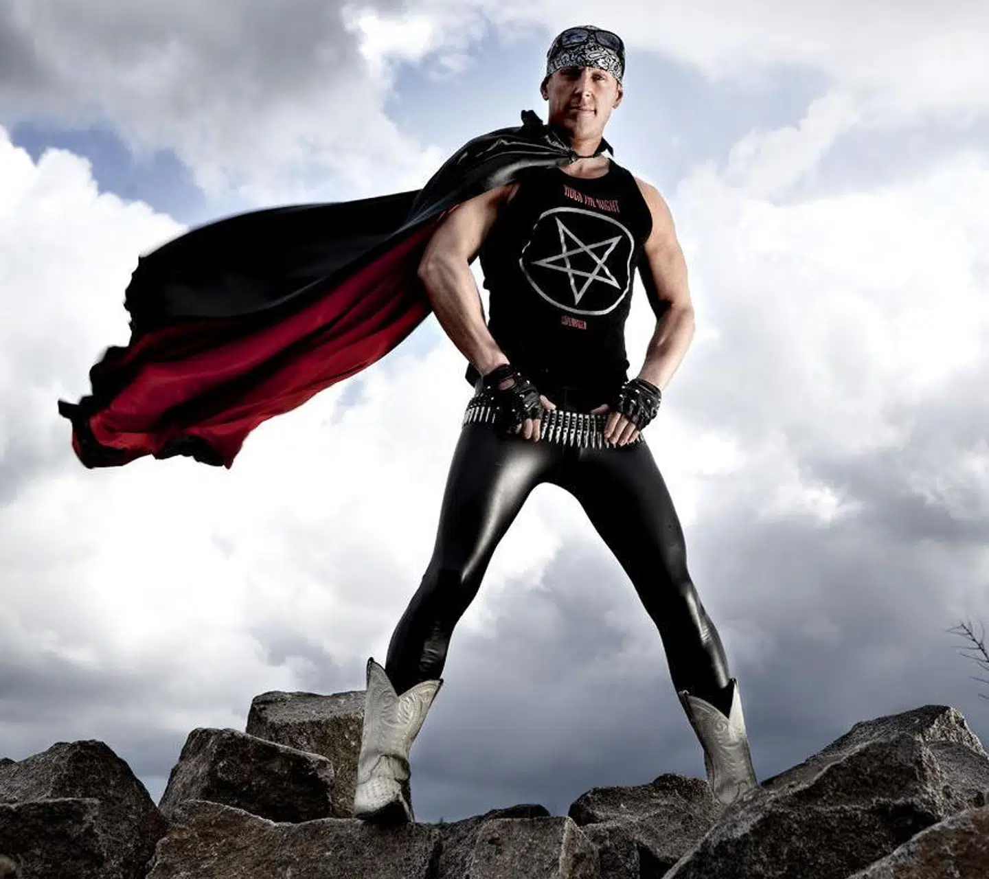 Ifølge en af hans gamle venner købte Sidney Lee altid de stramme lakbukser i H&Ms teenageafdeling, så han var helt sikker på, at de sat helt tæt til kroppen.