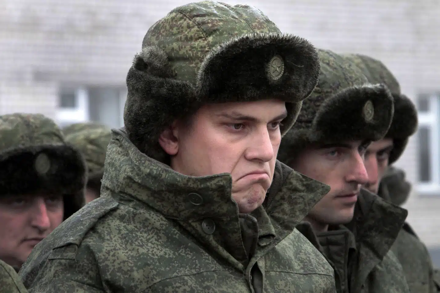 Værnepligtige på militærets hvervningskontor i Grozny i den russiske provins Tjetjenien i november. Ny lov gør det sværere for unge russere at slippe for at deltage i krigen i Ukraine. Musa Sadulayev/Ritzau Scanpix