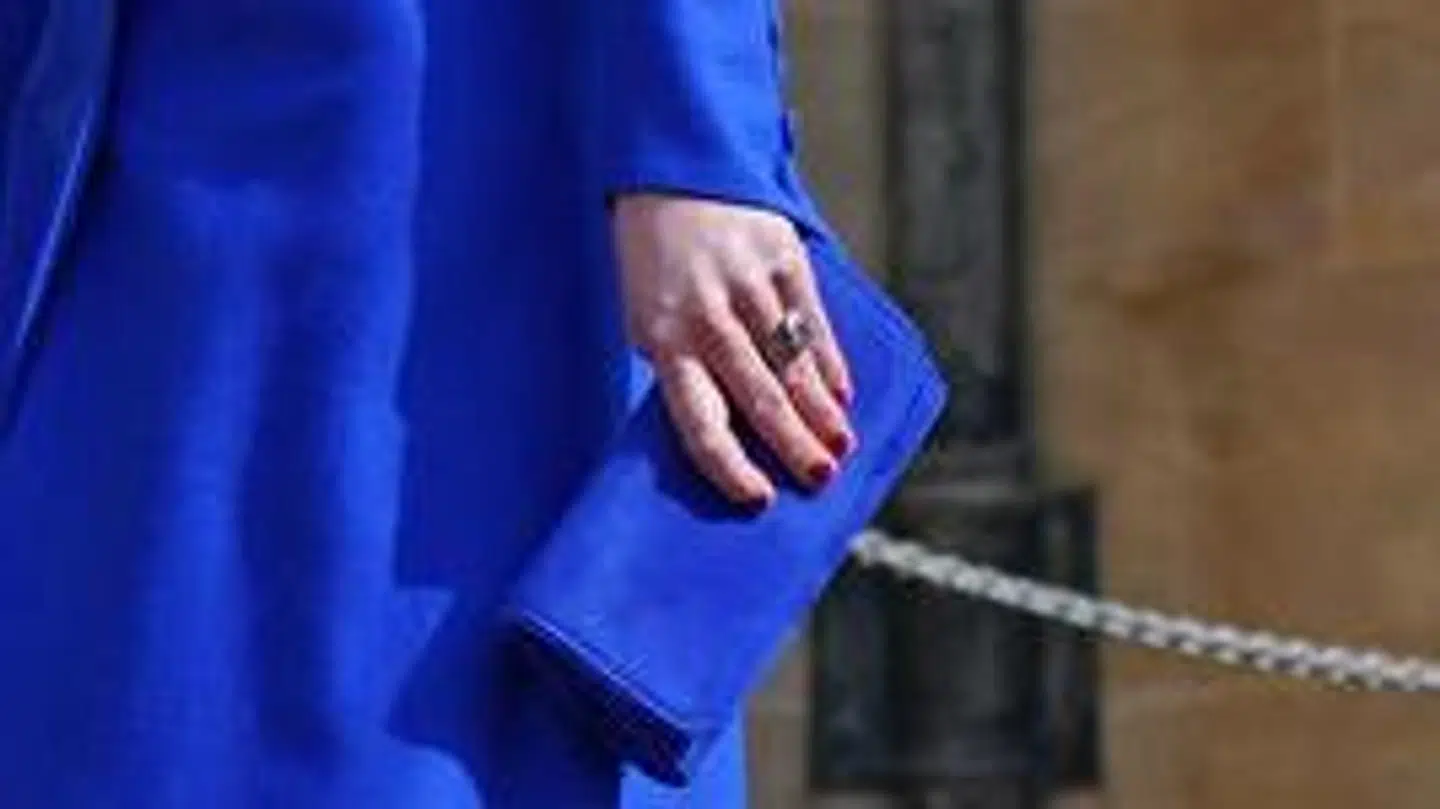 Kigger man godt efter, kan man se prinsesse Kates røde negle, som ellers er imod den royale etikette. Foto: Yui Mok / Reuters / Pool.