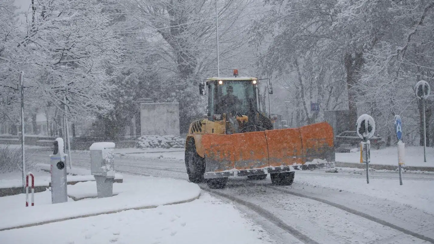 Byen Rovere, der ligger lidt øst for Rom, blev lørdag ramt af en mindre snestorm. Meteorologerne regner dog med,at sneen er væk om et par dage.