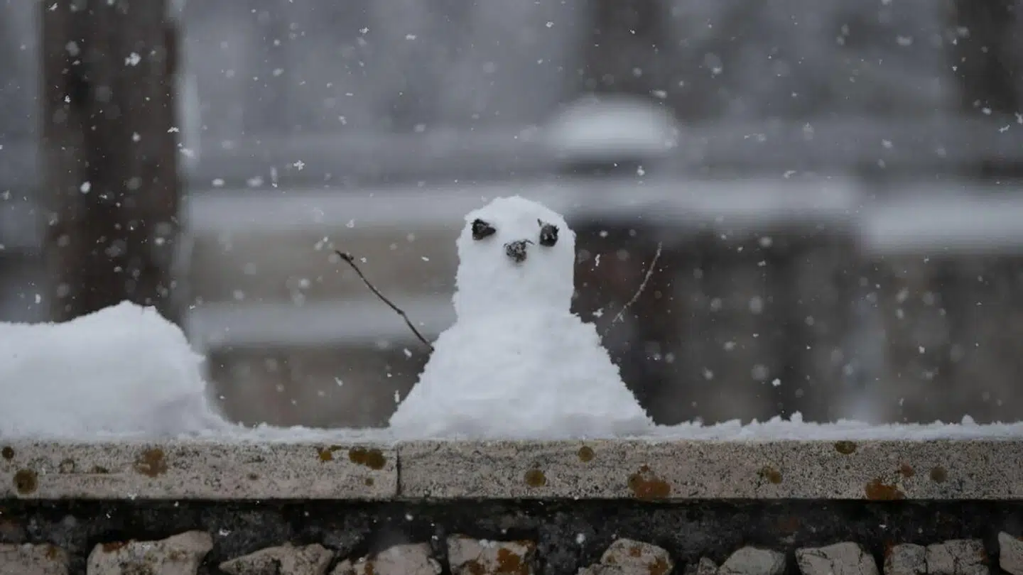 Børnene skal skynde sig, hvis de vil bygge snemænd, da meteorolognere regner med, at sneen allerede tirsdag eller onsdag er smeltet.
