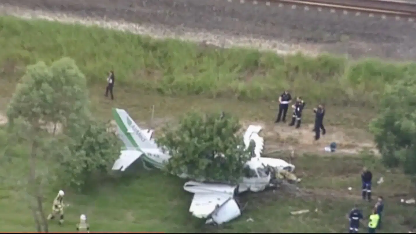 Et ambulancefly måtte fredag nødlande lidt syd for Brisbane i Australien. Piloten, der var eneste mand om bord, slap med små skrammer.