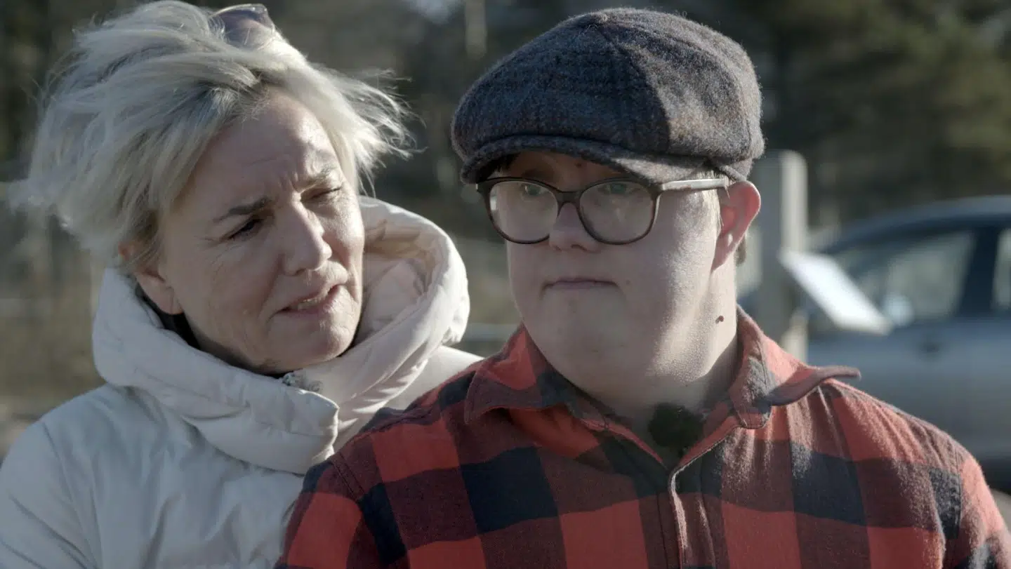 Jeff Pitzner med sin mor Mitzie i 'Ups, vi er voksne'. Her trøster hun sin søn, der slutter dokumentarserien af med hjertesorger over ekskæresten Christine, der har fundet en ny.