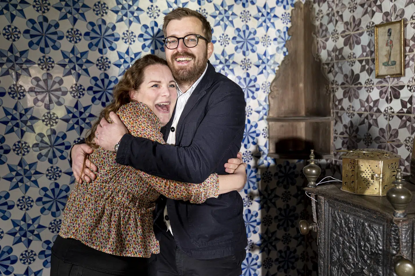 Satiriker og skuespiller Rasmus Bruun spiller troldejægeren Cornelius i DR's nye program Troldehjertets hemmelighed. - Jeg blev svineglad, da jeg fandt ud af, at det var Rasmus, der skulle spille skurk. Det var virkelig et godt valg, siger Lise Baastrup, der vender tilbage i rollen som oldfruen Miriam. Liselotte Sabroe/Ritzau Scanpix