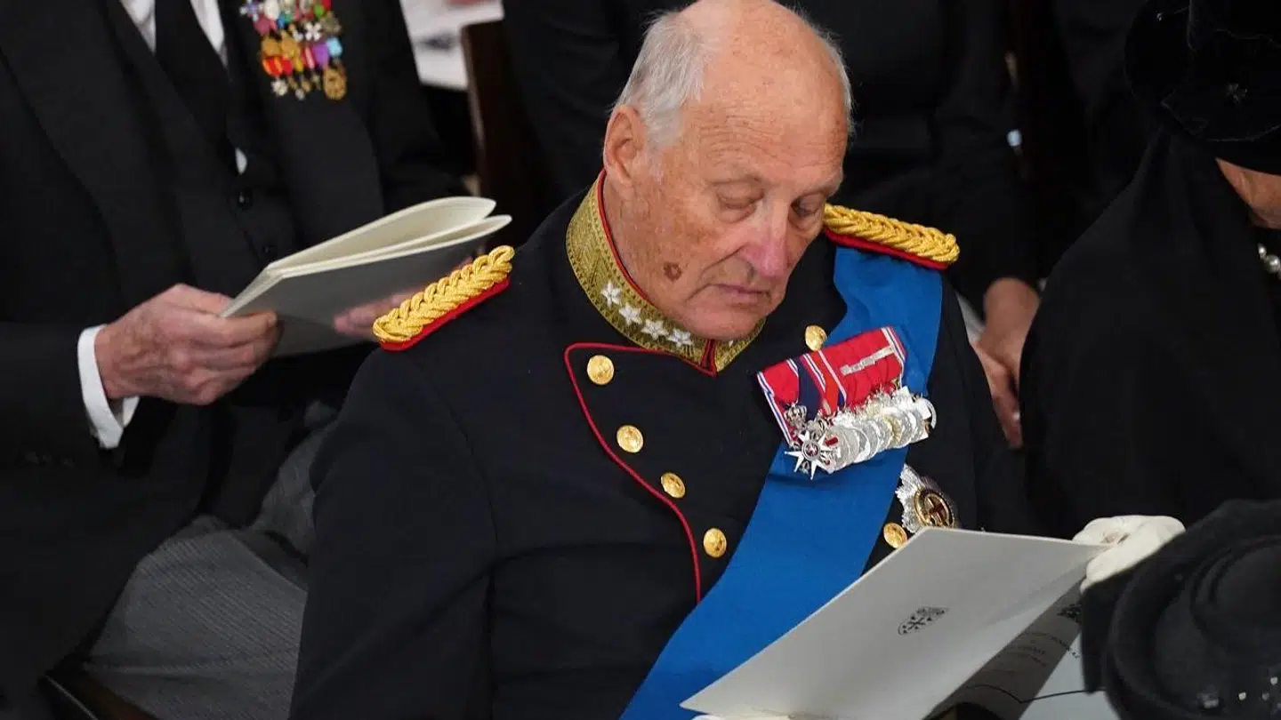 Det kan være, at norske kong Harald sidder og kigger i regnskabet og undrer sig over, hvordans hans kongehus kan være så meget dyrere end de nordiske naboers.