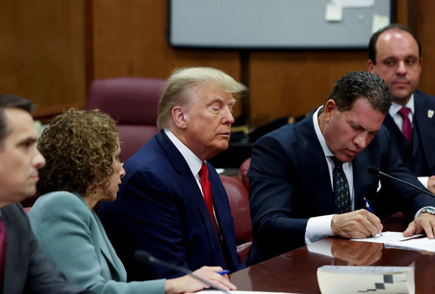 Donald Trump så vred ud, men forholdt sig tavs i retten i New York.