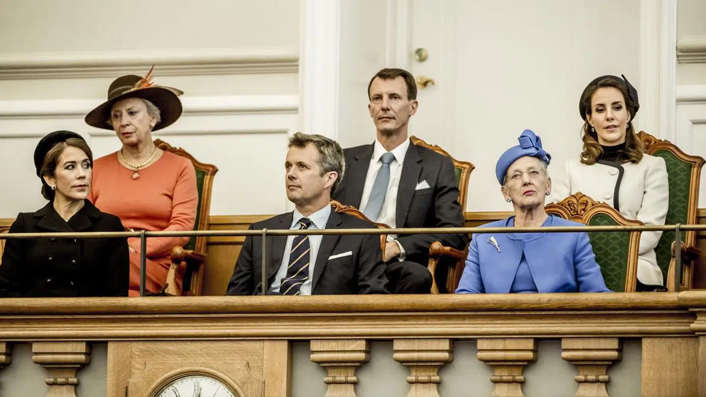 Kronprinsesse Mary, prinsesse Benedikte, kronprins Frederik, prins Joachim, dronning Margrethe og prinsesse Marie tegner de medlemmer af Kongehuset, som modtager apanage. Her ses de til Folketingets åbning i 2018.