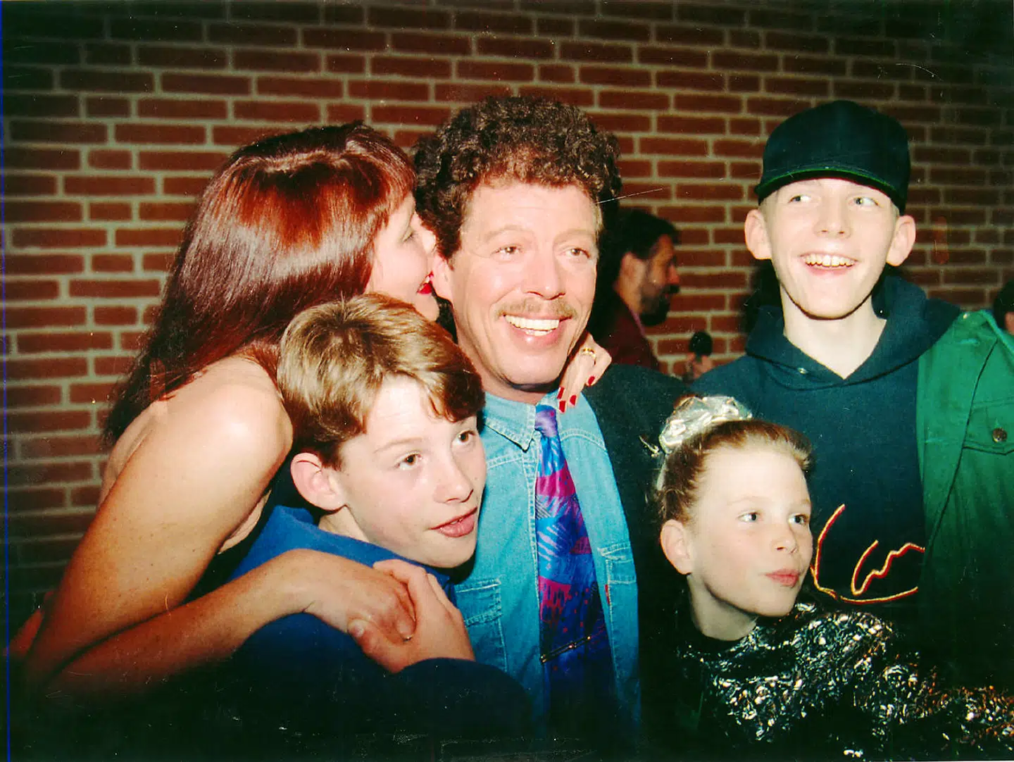 En glad Tommy Seebach omgivet af familien efter sejren i Dansk Melodi Grand Prix i 1993.