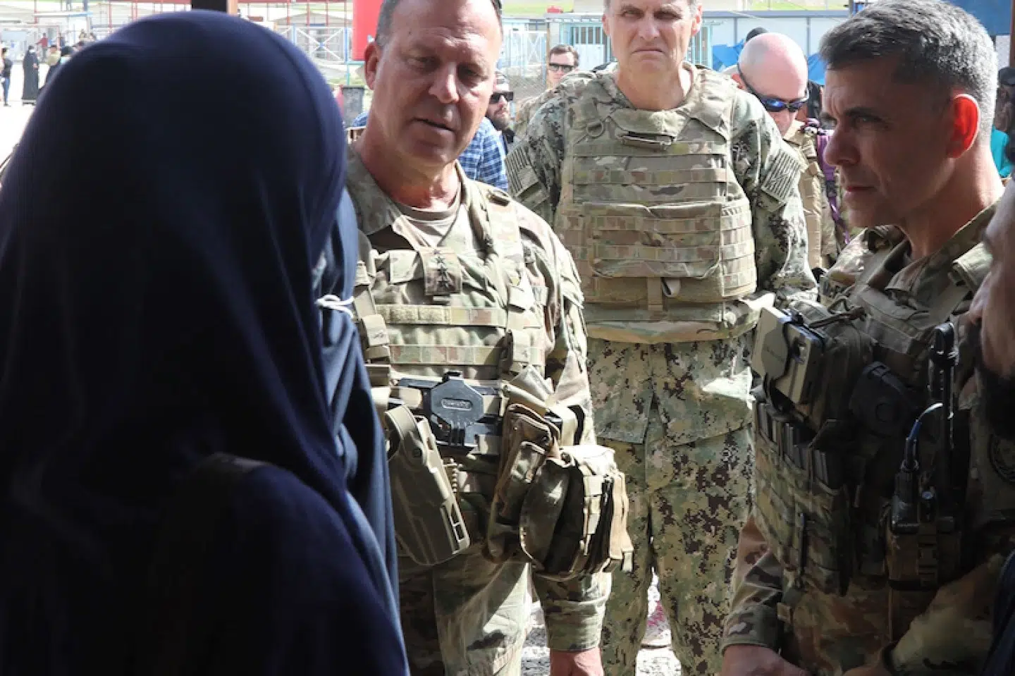 General Michael Kurilla (til venstre i billedet) ses her tale med familiemedlemmer til mistænkte medlemmer af Islamisk Stat i Syrien. (Arkivfoto). -/Ritzau Scanpix