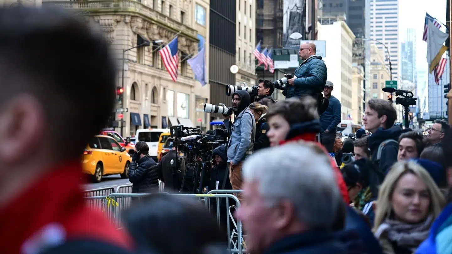 Presseopbuddet er massivt foran 'Trump Tower' i New York, hvor også B.T. er til stede.