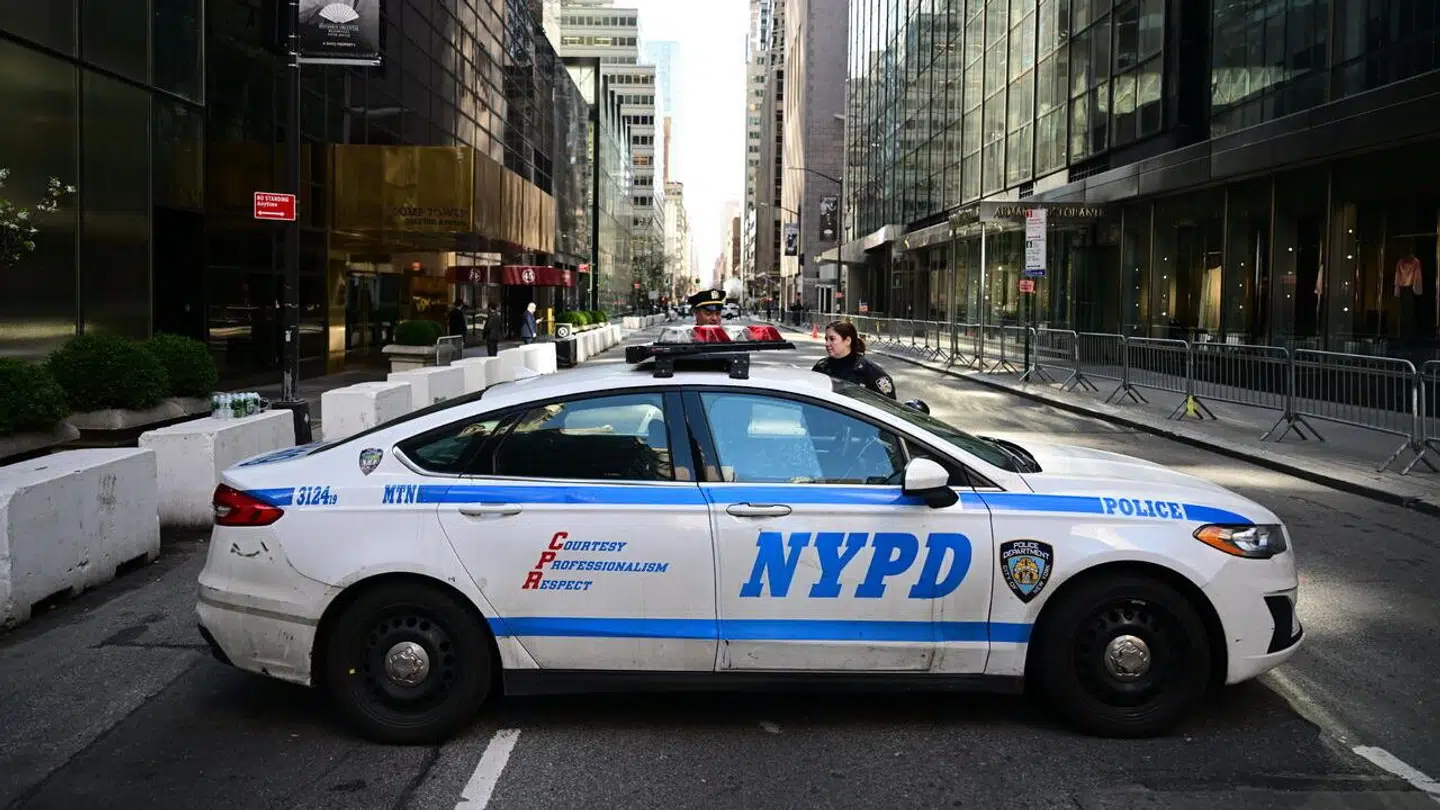 Usædvanlig mange betjente i New York: Manhattan er nærmest delt i to. I den ene ende er det få synlige betjente, mens der i den anden er politi på alle gadehjørner, fortæller B.T.s reporter Jeppe Elkjær Andersen på stedet.