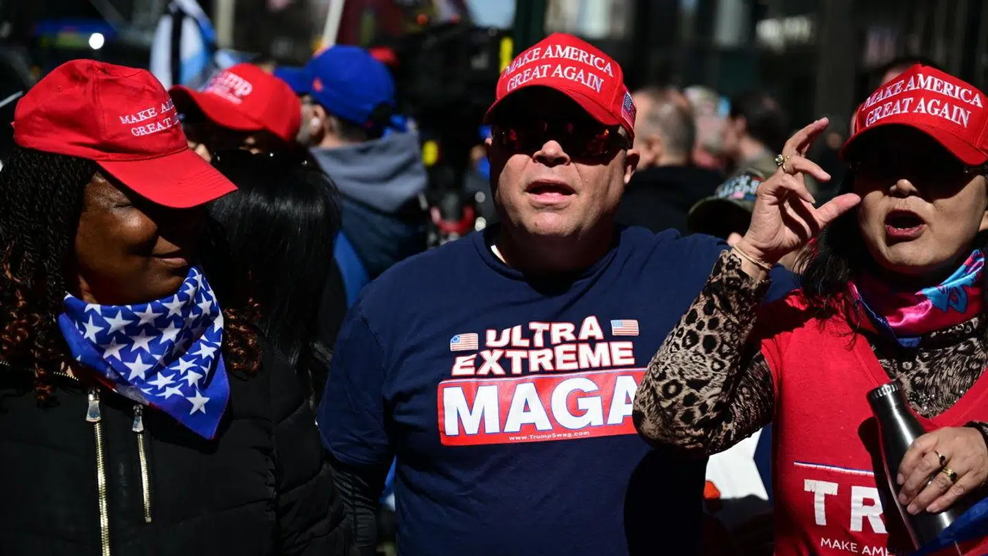 Trump-tilhængere foran 'Trump Tower' i New York.