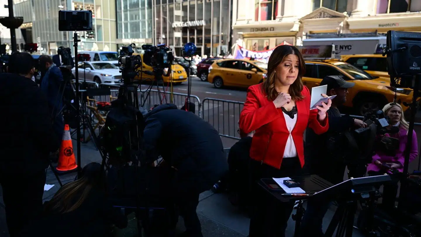 Belejret af journalister: Foran 'Trump Tower' i New York, hvor Donald Trump overnatter i sin penthouse-luksuslejlighed, inden han tirsdag forventes at blive tiltalt, vrimler det med amerikanske og udenlandske journalister.