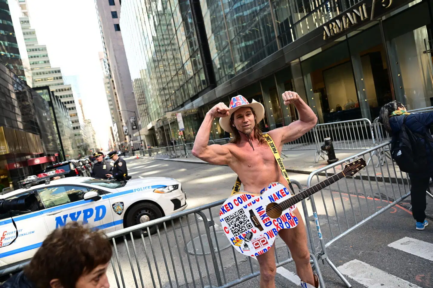 En af de mange, der er mødt op foran Trump Tower i New York er denne cowboy og Trump-støtte. Det er en blandet landhandel, der er mødt op foran højhuset. Det fortæller B.T.s reporter på stedet, Jeppe Elkjær Andersen.