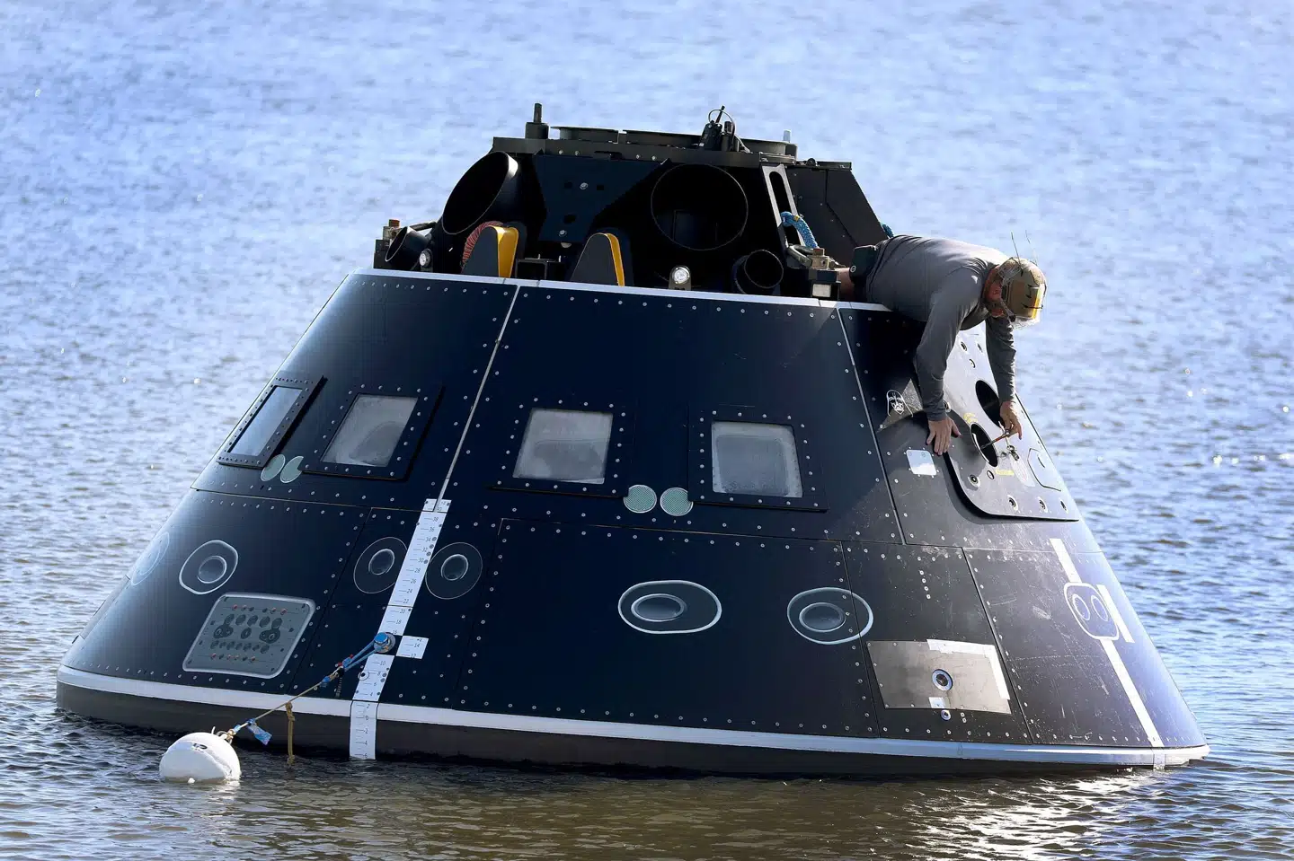 Opsamlingshold fra Nasa og den amerikanske flåde øver sig i, hvordan man får astronauterne ud af Orion-kapslen efter landing. Det er denne rumkapsel, hvor fire astronauter skal opholde sig på en måneflyvning under programmet Artemis II. Opsendelsen ventes at ske næste år. Joe Raedle/Ritzau Scanpix