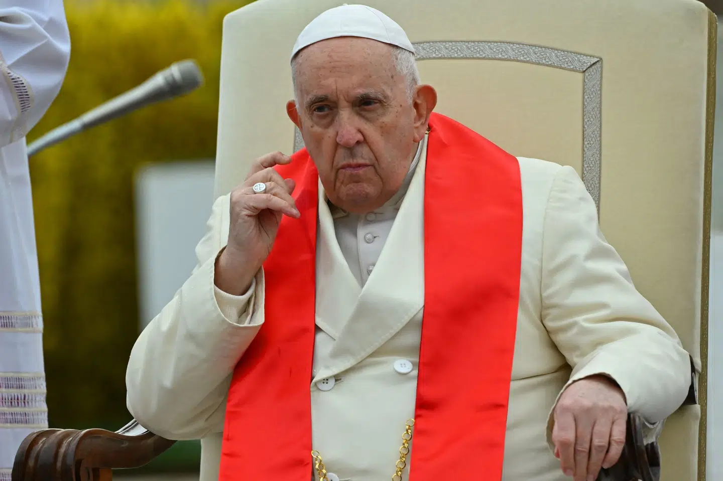 Den katolske kirkes 86-årige overhoved deltog søndag i en gudstjeneste på Peterspladsen i sin hvide bil og vinkede til de omkring 30.000 fremmødte. Filippo Monteforte/Ritzau Scanpix