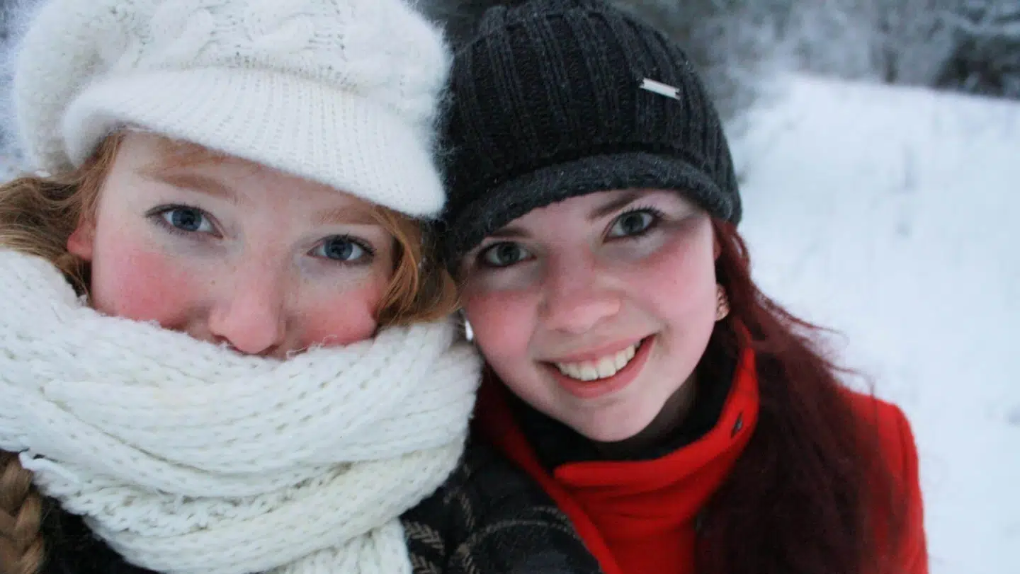 Julie Sommer (tv.) og Henriette Heitmann (th.) har været veninder i mere end et årti. De seneste syv år har Henriette Heitmann set sin veninde forsvinde ind i mørket.