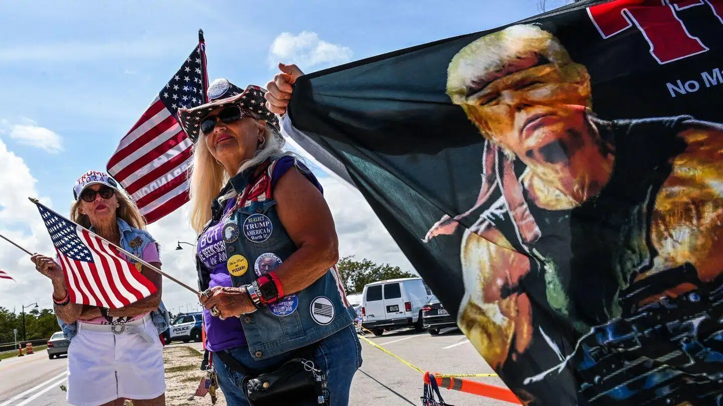 Donald Trump-støtter rasede fredag foran hans luksusejendom Mar-a-Lago i Palm Beach, Florida, efter nyheden om at ekspræsidenten tirsdag vil blive tiltalt i sagen om bestikkelse af pornostjernen Stormy Daniels.