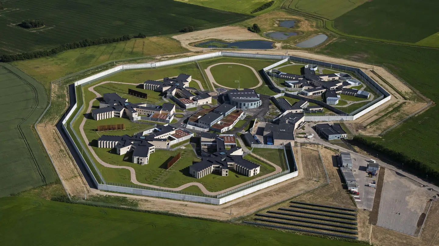 Politiet mener, at de fire fanger stak den 30-årige med en smørkniv fra et fængslets køkkener.