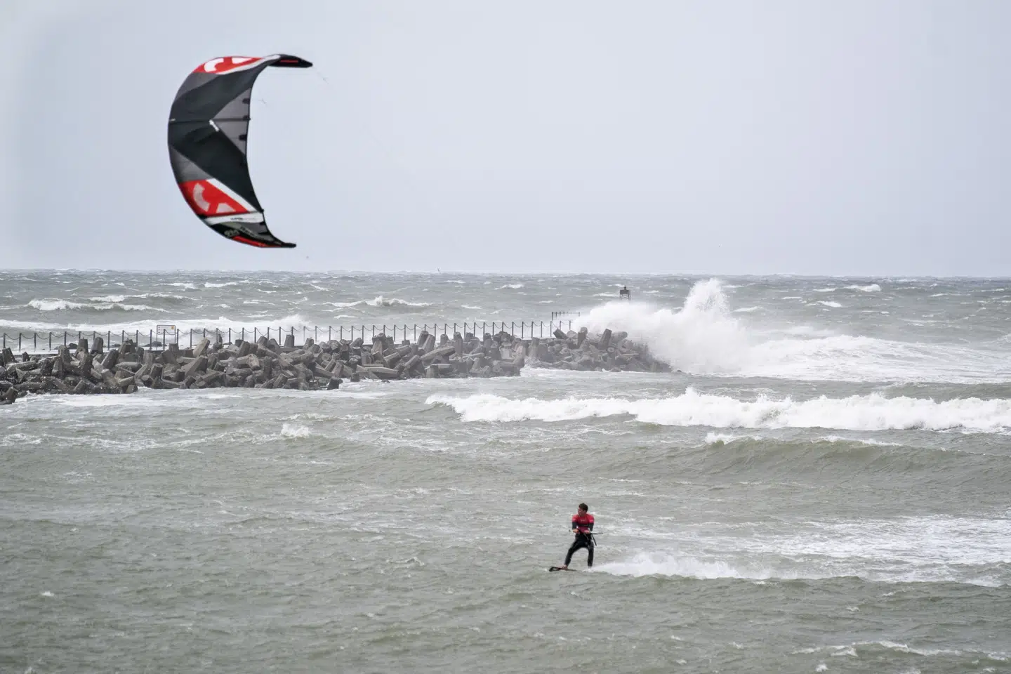 Surfere på Vesterhavets bølger har muligvis et forhøjet indhold af PFAS i kroppen, og nu vil regionerne undersøge de sundhedsmæssige konsekvenser nærmere. (Arkivfoto). Henning Bagger/Ritzau Scanpix