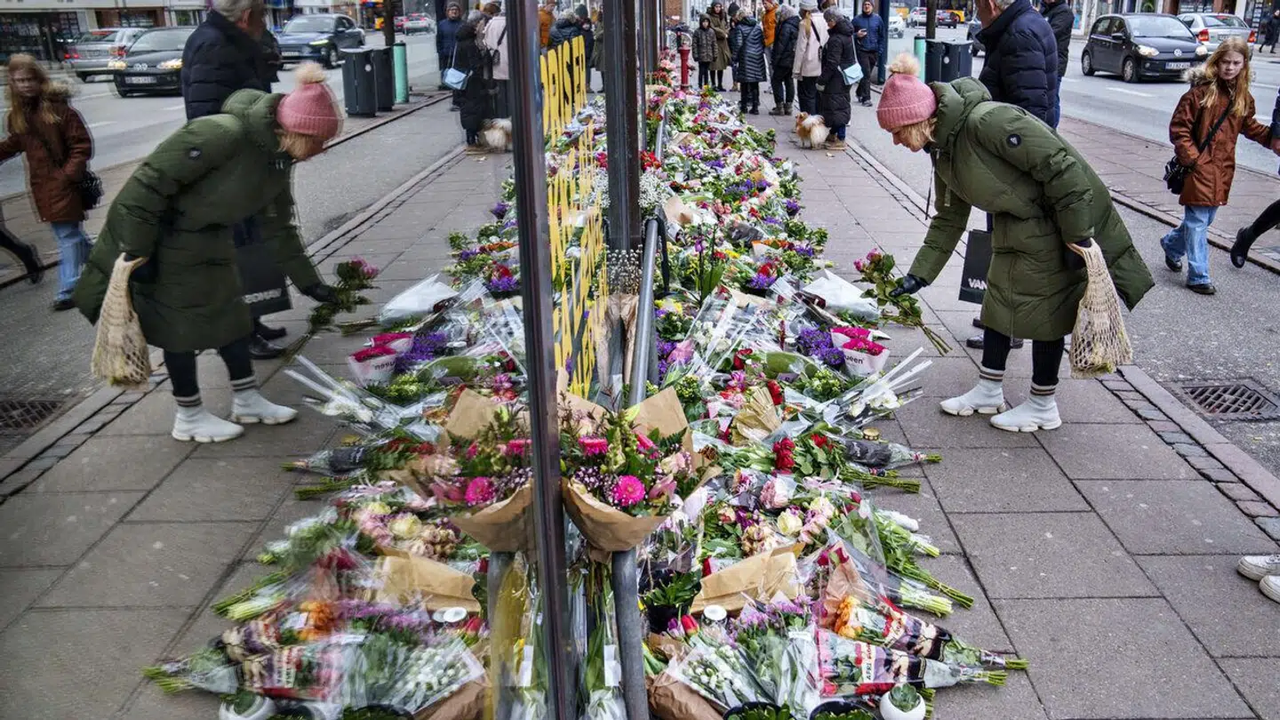 Adskillige lagde lys og blomster sidste år.