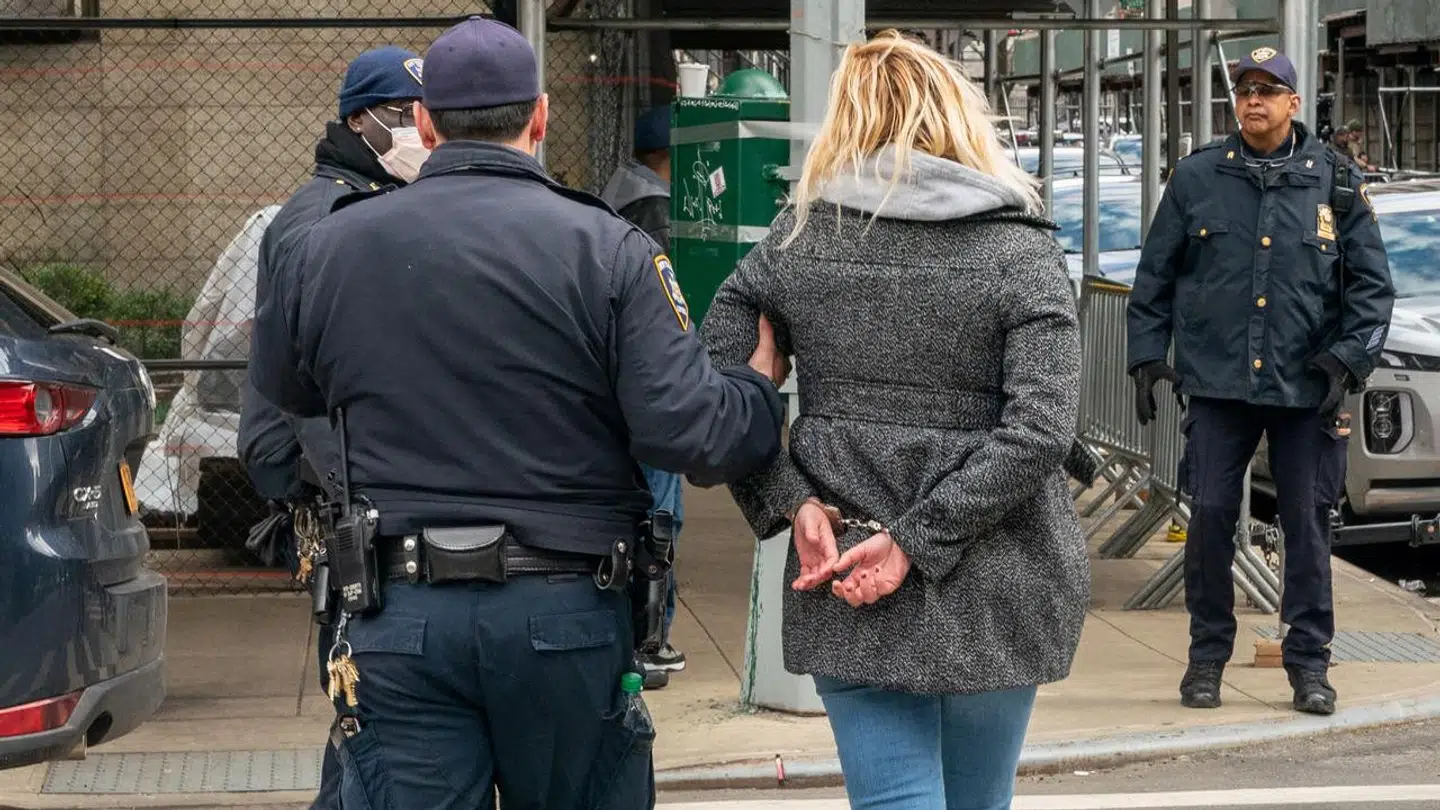 En kvinde blev lagt i håndjern og taget med af politiet, da hun trak en kniv foran retten i New York.
