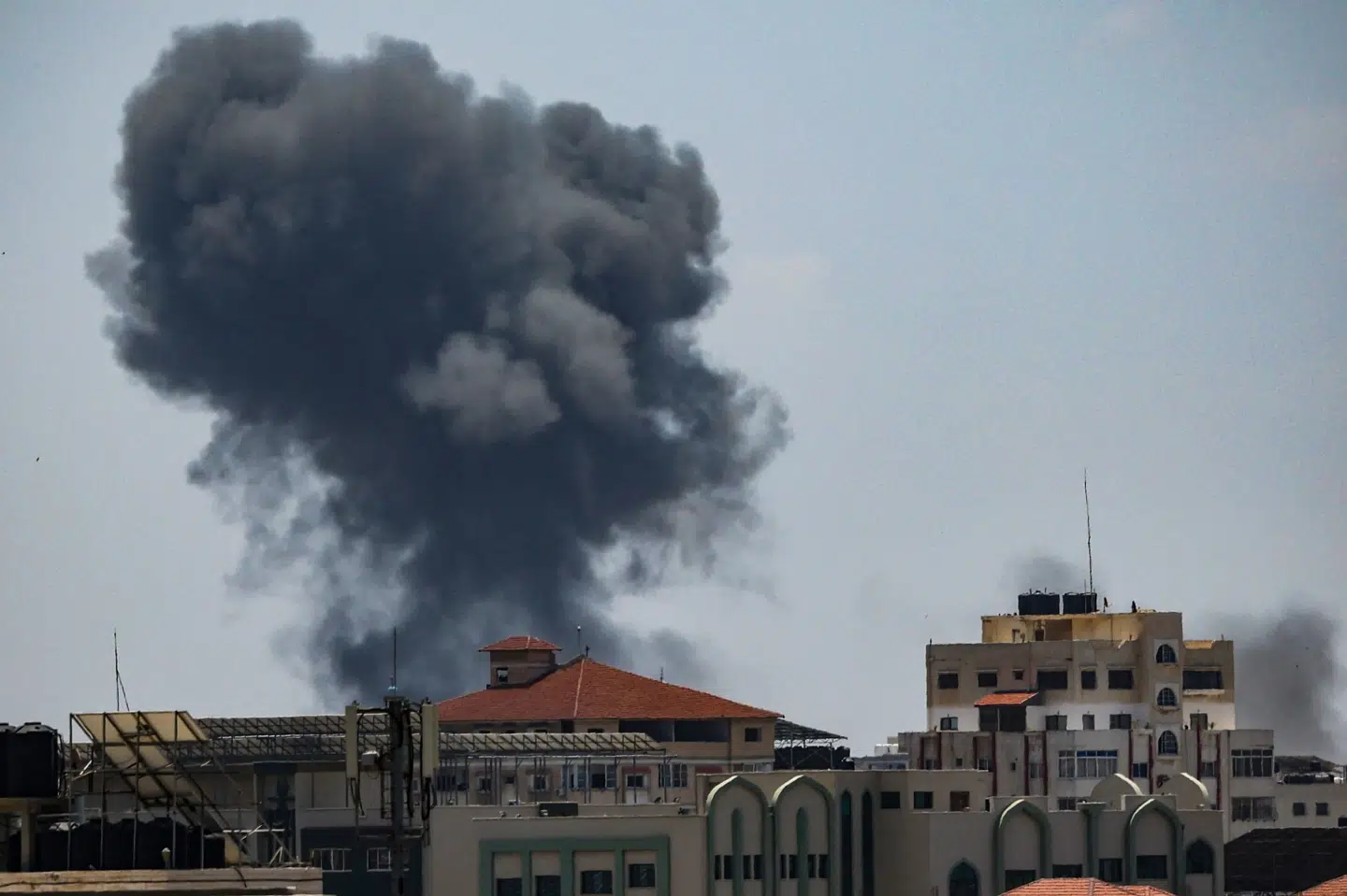 En røgsøjle over bombede bygninger i Gaza By, hvor israelsk militær lørdag angreb Islamisk Jihads stillinger i enklaven. Der var samtidig nye uroligheder og voldelige sammenstød på Vestbredden. To palæstinensere blev dræbt under en israelske aktion i udkanten af Nablus på den nordlige del af Vestbredden. Mohammed Abed/Ritzau Scanpix