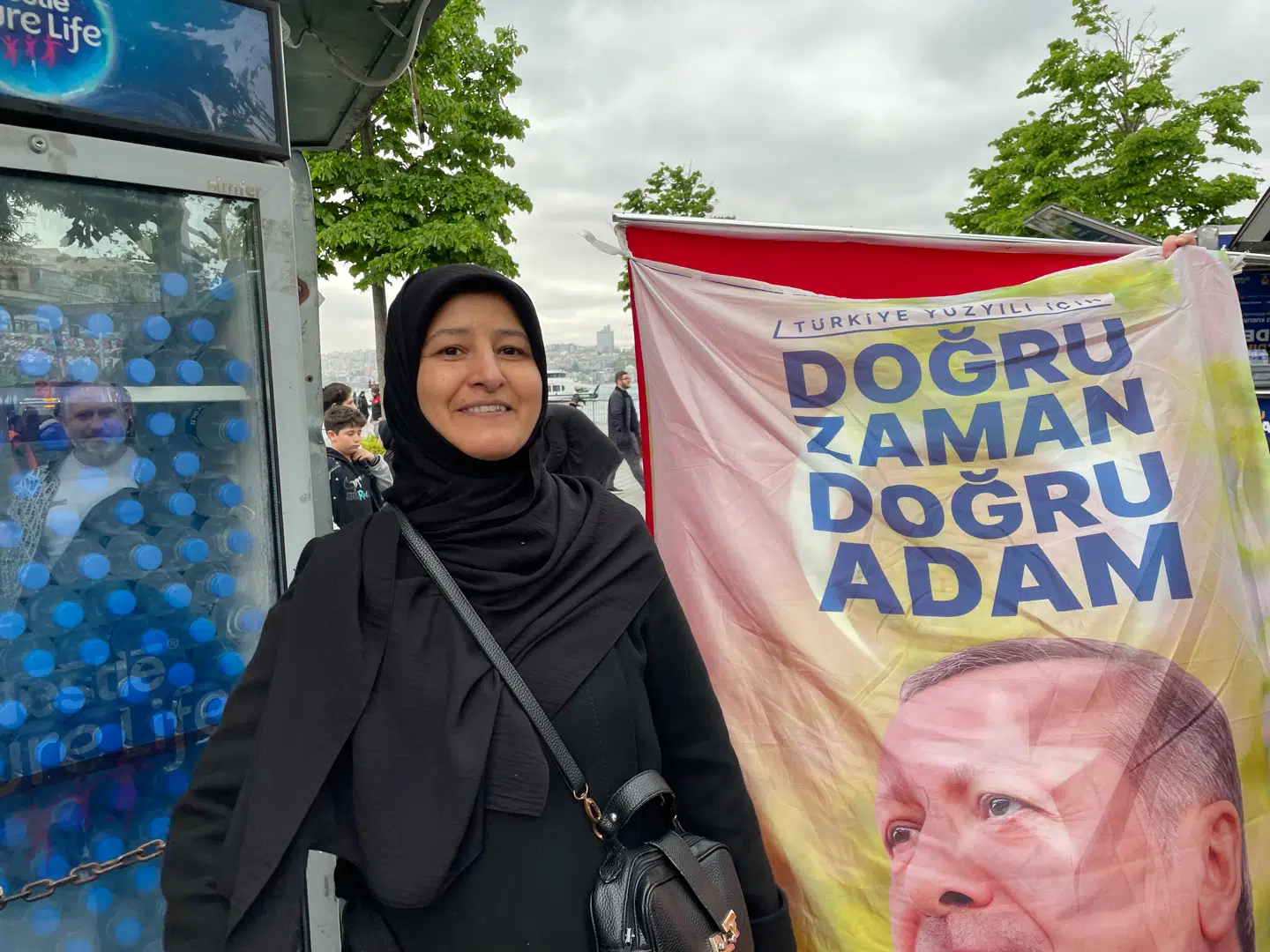 Güldan Demiral, er en af millioner af tyrkiske kvinder, der ønsker at bære hijab. De kontroversielle tørklæders rolle i samfundet spiller em stor rolle for vælgerne