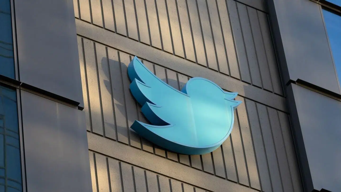 Twitters markedsværdi styrtdykker.