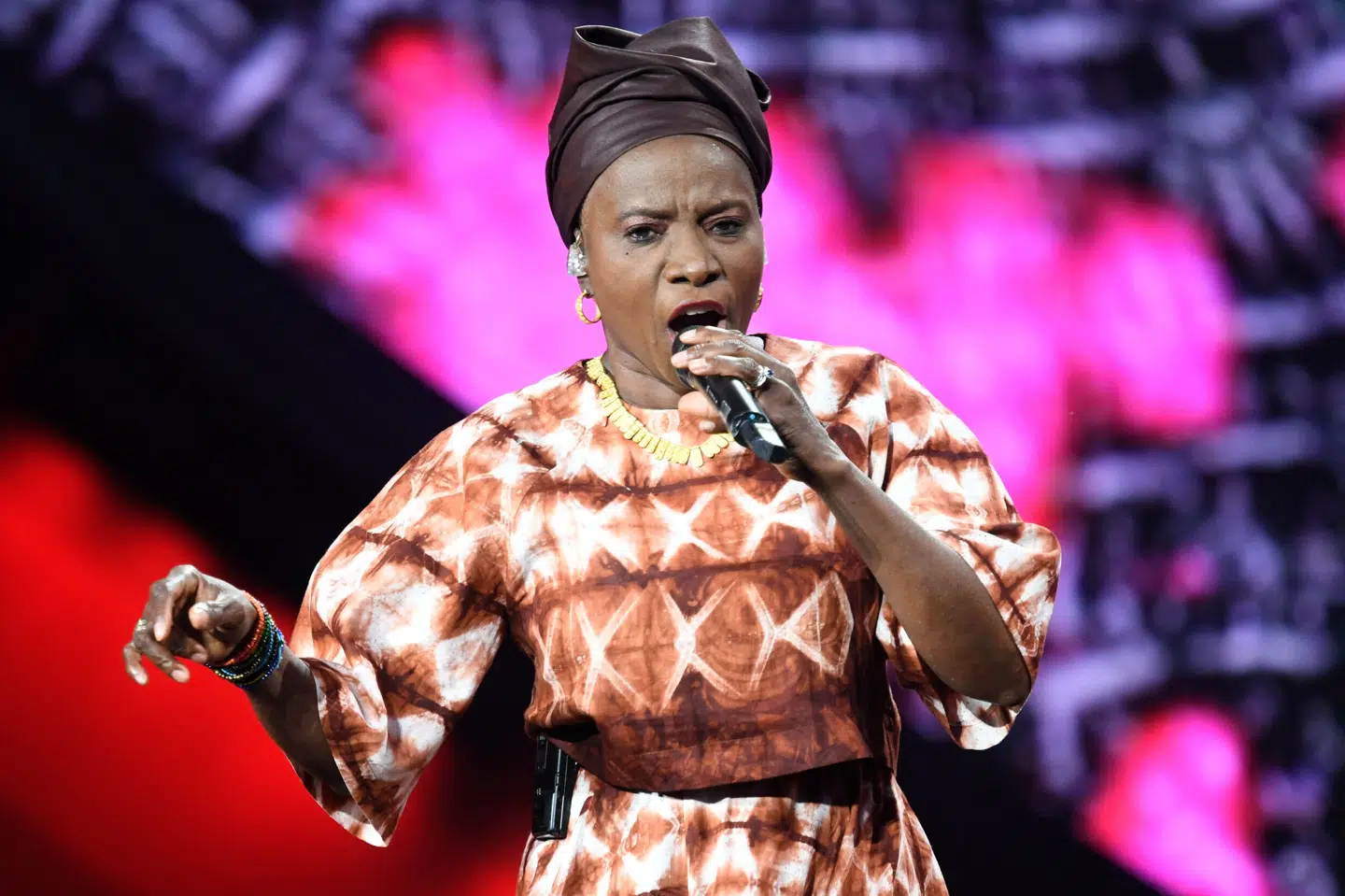 Sangeren Angelique Kidjo, der stammer fra Benin, under en livekoncert i Paris i september 2021. Nu tildeles hun den prestigefyldte Polarpris, der er indstiftet af den nu afdøde ABBA-manager Stig Stikkan Anderson. Bertrand Guay/Ritzau Scanpix