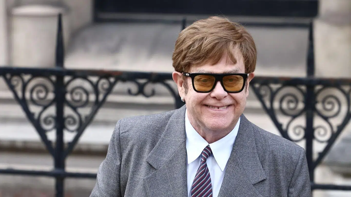 Elton John tog bagindgangen, da han skulle ind i retten. Men han turde godt at gå pressen i møde, da han forlod retten igen.