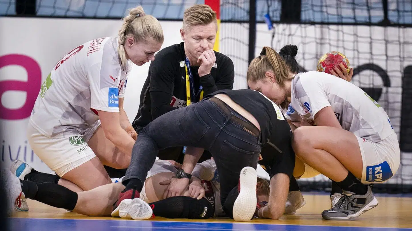 Mia Rej bliver skadet under VM kampen mellem Danmark og Tunesien i Granollers 2. december 2021. (Foto: Liselotte Sabroe/Ritzau Scanpix)