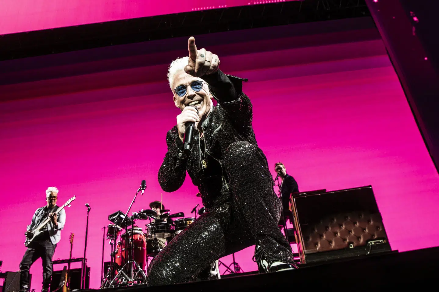 Der blev ifølge anmeldere både plads til en rørende Hugo Helmig-hyldest og fest og farver under koncert i Royal Arena lørdag aften. Ólafur Steinar Rye Gestsson/Ritzau Scanpix