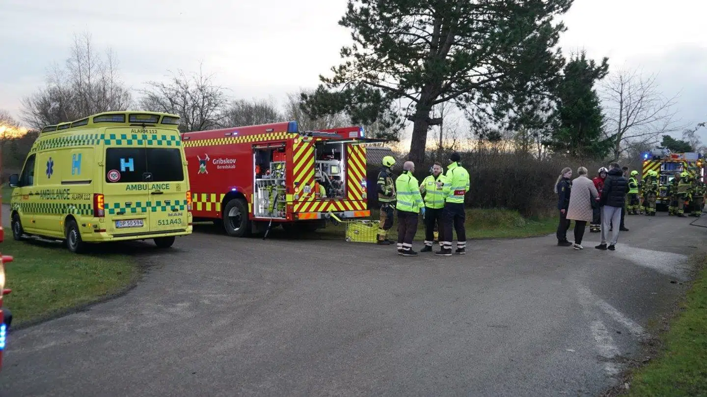Her ses, hvordan både ambulance og to brandbiler lørdag morgen var kørt ud til sommerhus på Vejby Strand, hvor en gasflaske var eksploderet. Foto:  Allan Andersen.