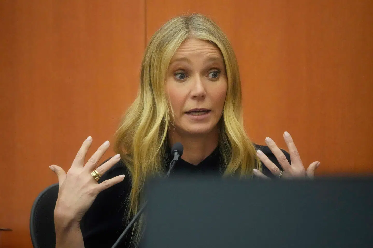 Den amerikanske skuespiller Gwyneth Paltrow forklarede sig fredag i retten i Park City i den amerikanske delstat Utah. Terry Anderson hævder, at Paltrow var skyld i skiulykke i 2016 og sagsøger hende for 300.000 dollar. Pool/Ritzau Scanpix