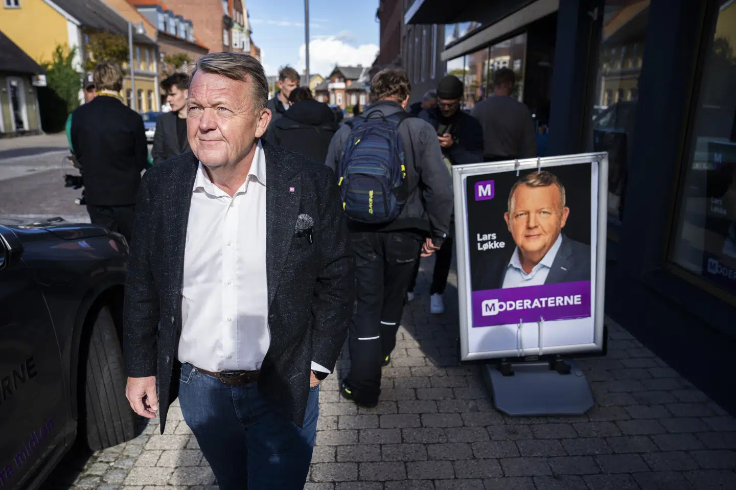 Politisk leder Lars Løkke Rasmussen (M) hænger valgplakater op på hovedgaden i Haslev under folketingsvalget. (Arkivfoto). Martin Sylvest/Ritzau Scanpix