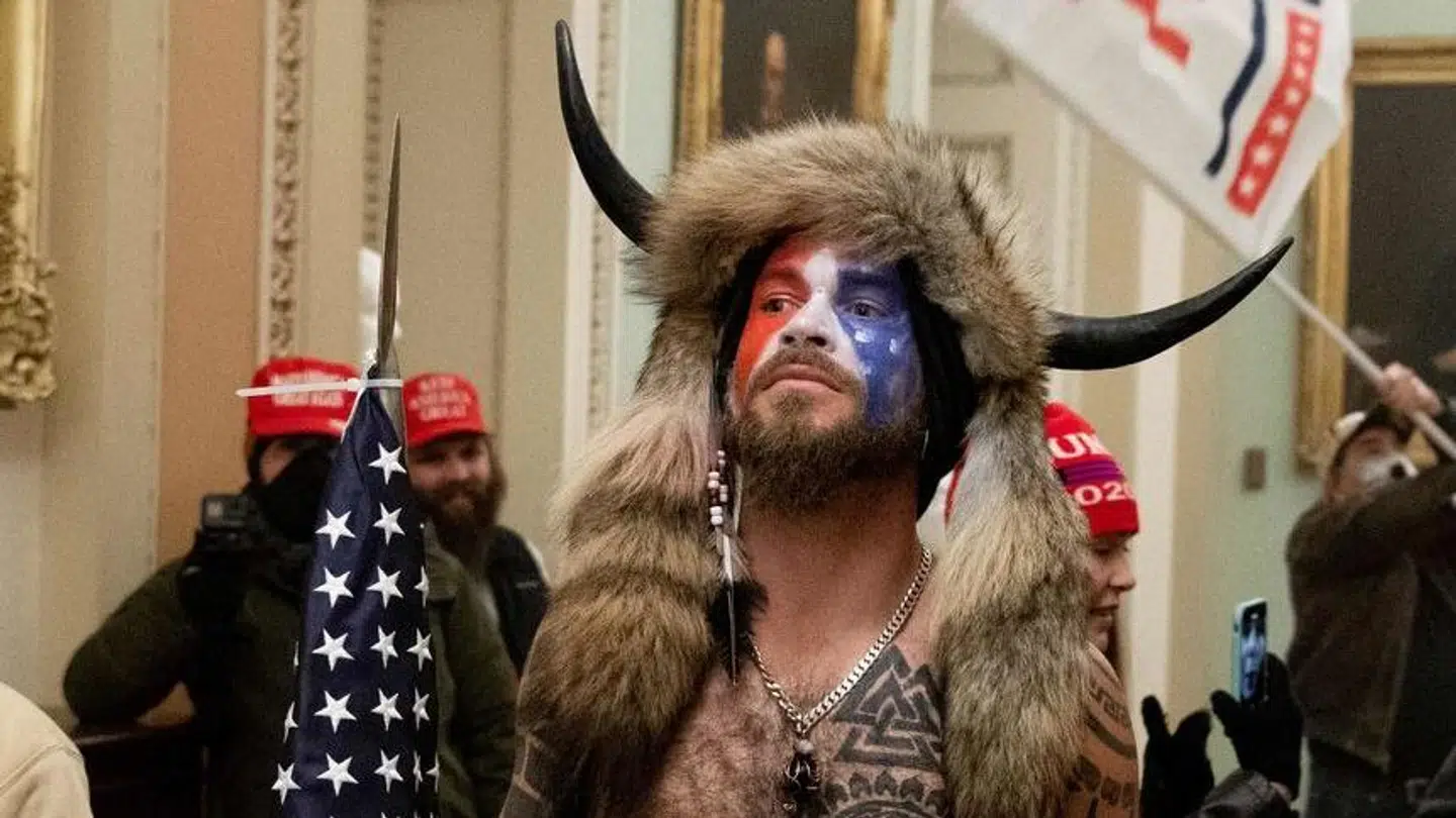 Vi er efterhånden blevet vant til at se Trumps tilhængere i skøre udklædninger, som f.eks. den berømte QAnon 'shaman' Jacob Chansley, der var med i angrebet på Kongressen den 6. januar 2021. Men her i Florida er Trump-vælgere ganske almindelige amerikanere.